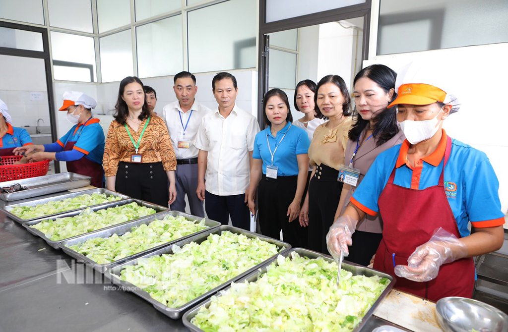 Tăng cường kiểm tra bảo đảm an toàn thực phẩm bếp ăn tập thể trong doanh nghiệp