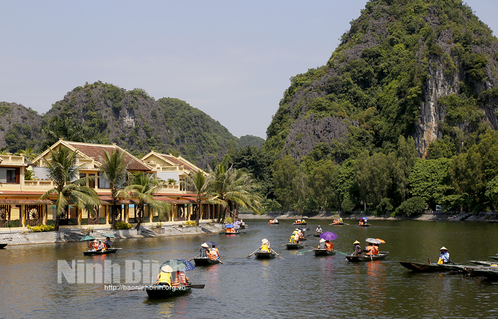 Khu du lịch Tam Cốc nhộn nhịp trong ngày 29