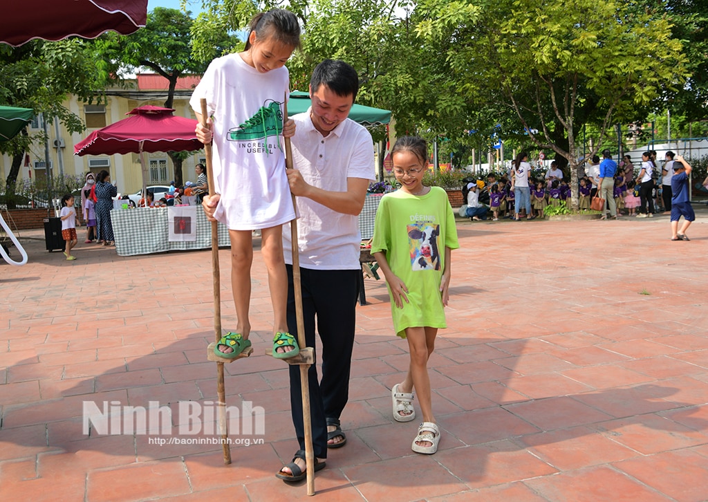 Gần 1000 lượt thiếu nhi tham gia trải nghiệm Không gian văn hóa và nghề thủ công