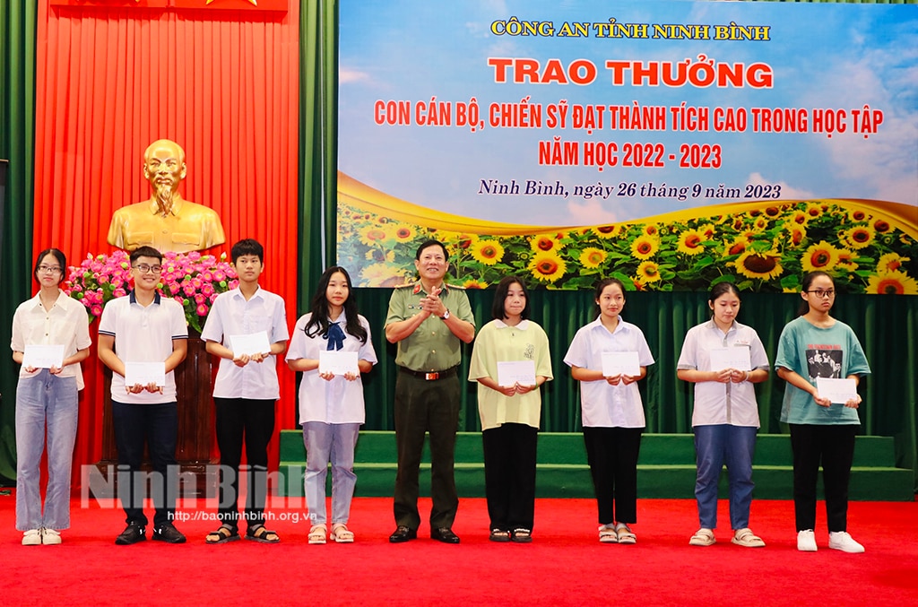 Công an tỉnh trao thưởng cho con cán bộ chiến sĩ đạt thành tích cao trong học tập