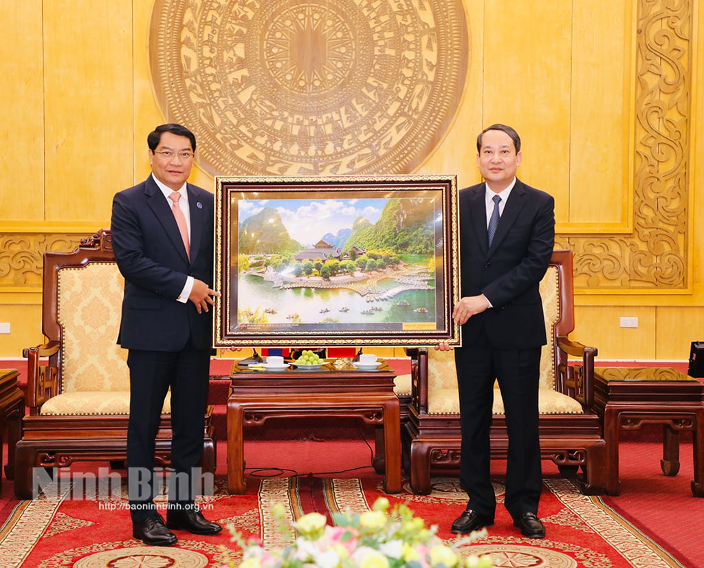 Eine hochrangige Delegation der Hauptstadt Vientiane stattete den Führern der Provinz Ninh Binh einen Höflichkeitsbesuch ab