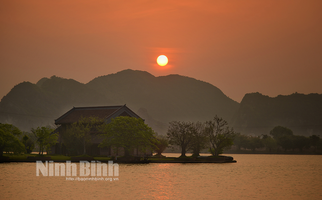 Đắm mình trong ánh hoàng hôn quê nhà