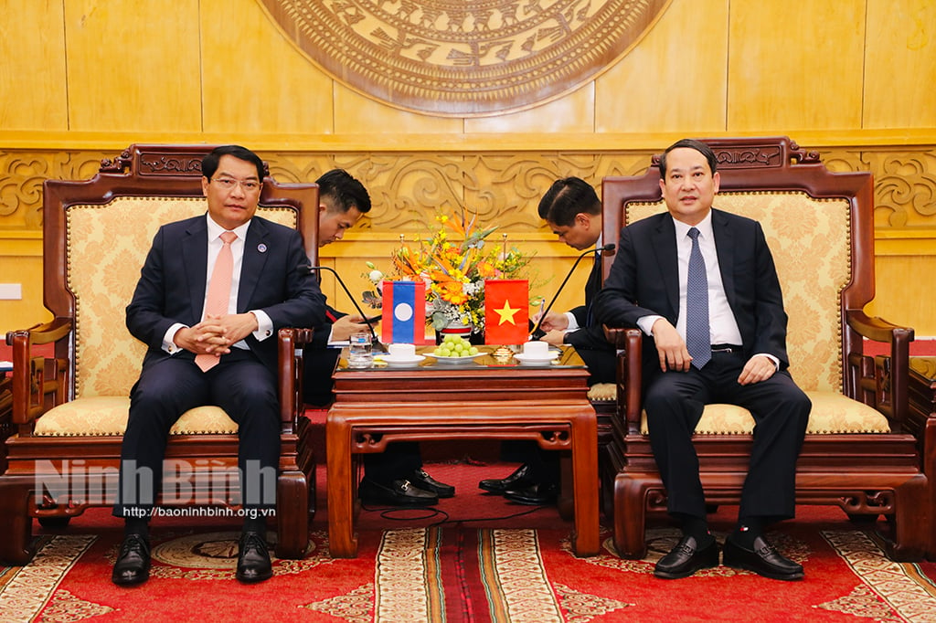 Eine hochrangige Delegation der Hauptstadt Vientiane stattete den Führern der Provinz Ninh Binh einen Höflichkeitsbesuch ab