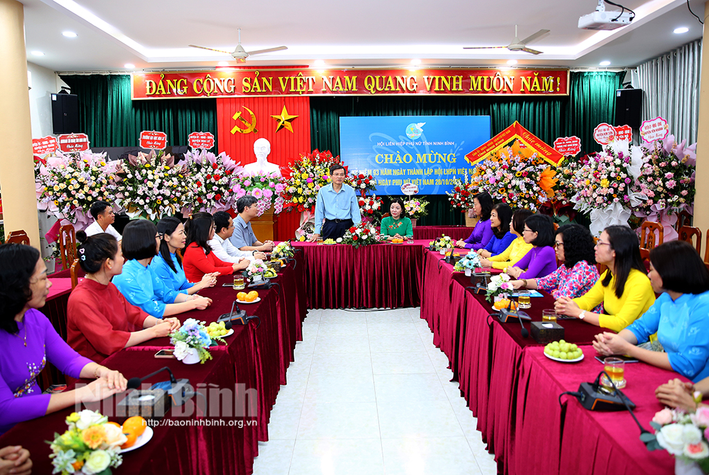 Đồng chí Bí thư Tỉnh ủy chúc mừng Hội Liên hiệp Phụ nữ tỉnh nhân kỷ niệm Ngày Phụ nữ Việt Nam 2010