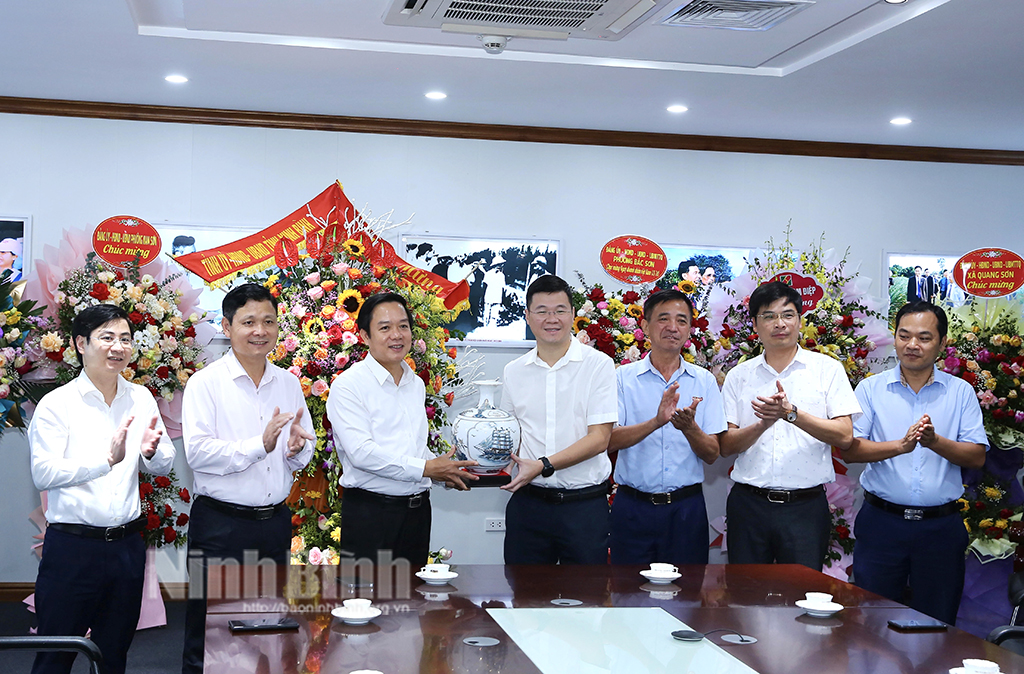 The Chairman of the Provincial People's Committee visited and congratulated businesses on the occasion of Vietnam Entrepreneurs Day.