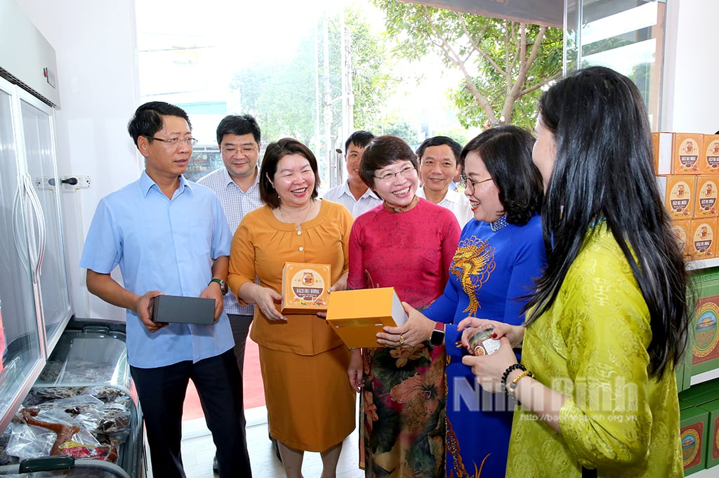 Ouverture du stand présentant les produits de chèvre de Ninh Binh