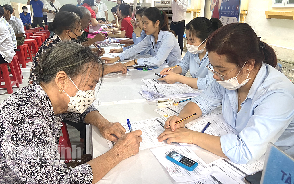 ตรวจสุขภาพและยาฟรีสำหรับบุคคลดีเด่นและบุคคลที่มีฐานะยากลำบากเป็นพิเศษในเขตอำเภอเจียเวียน