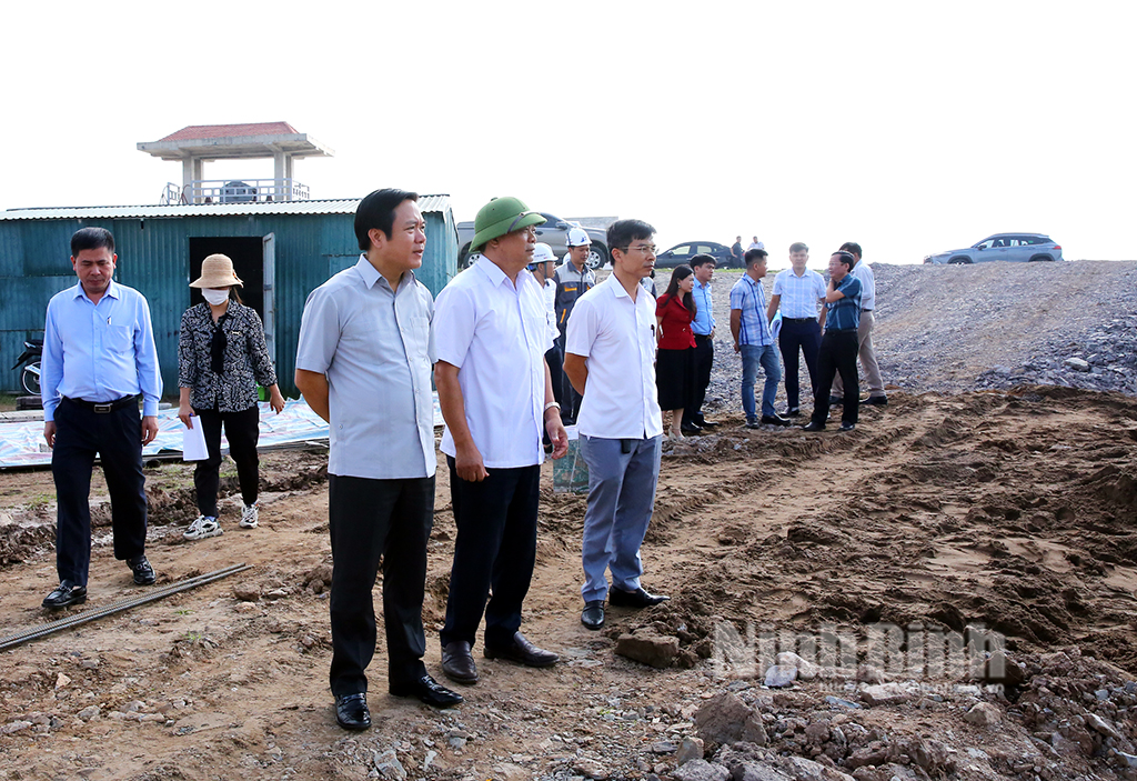 Đồng chí Chủ tịch UBND tỉnh kiểm tra tình hình triển khai thực hiện các Dự án Cụm công trình thủy lợi Nam sông Vân và cầu Chà Là