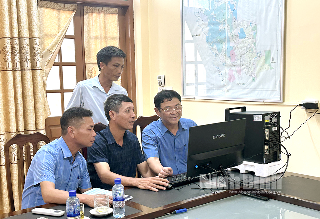 Provincial Cooperative Union delivers computers to communes of Nho Quan district