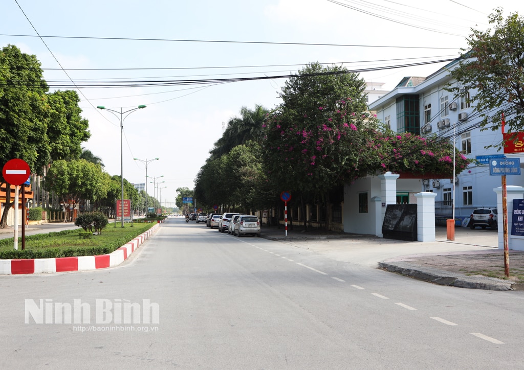 Thành phố Ninh Bình lắp đặt biển báo hiệu đường bộ trên một số tuyến đường chính và khu dân cư