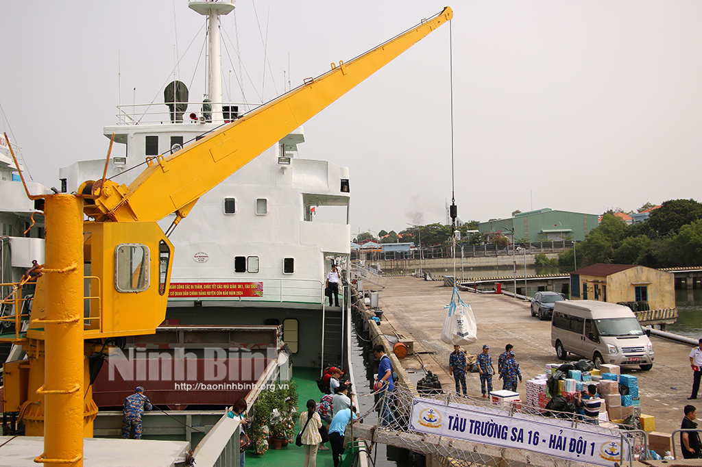 Chuẩn bị hàng hóa quà Tết tặng các nhà giàn DK1 tàu trực và quân dân huyện Côn Đảo