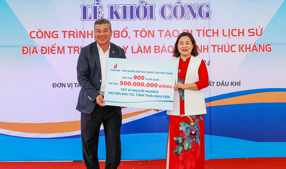 Lãnh đạo Tập đoàn Dầu khí Việt Nam trao tặng 900 suất quà ủng hộ Quỹ vì người nghèo huyện Đại Từ.