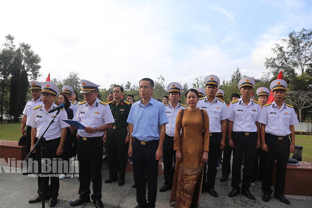 Đoàn công tác Bộ Tư lệnh Vùng 2 Hải quân dâng hương tại Nghĩa trang Hàng Dương Côn Đảo