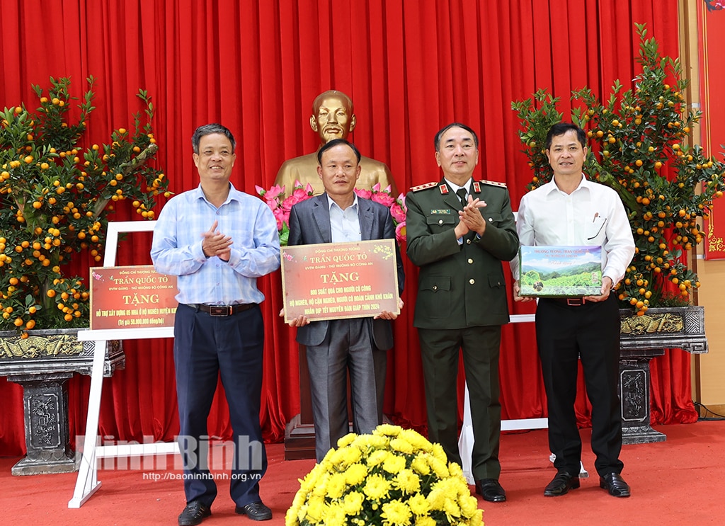 Thượng tướng Trần Quốc Tỏ Thứ trưởng Bộ Công an thăm chúc Tết Đảng bộ chính quyền và nhân dân xã Quang Thiện