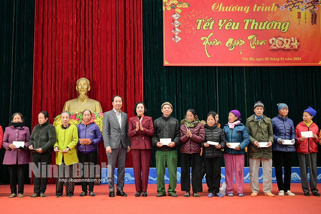 Đồng chí Trưởng Ban Công tác đại biểu Quốc hội Nguyễn Thị Thanh thăm chúc Tết tại Ninh Bình