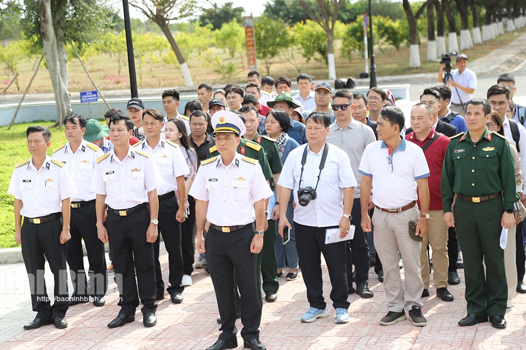 Gặp mặt Đoàn công tác đi thăm chúc Tết các nhà giàn DKI tàu trực và cơ quan dânchínhđảng huyện Côn Đảo nhân dịp Xuân Giáp Thìn