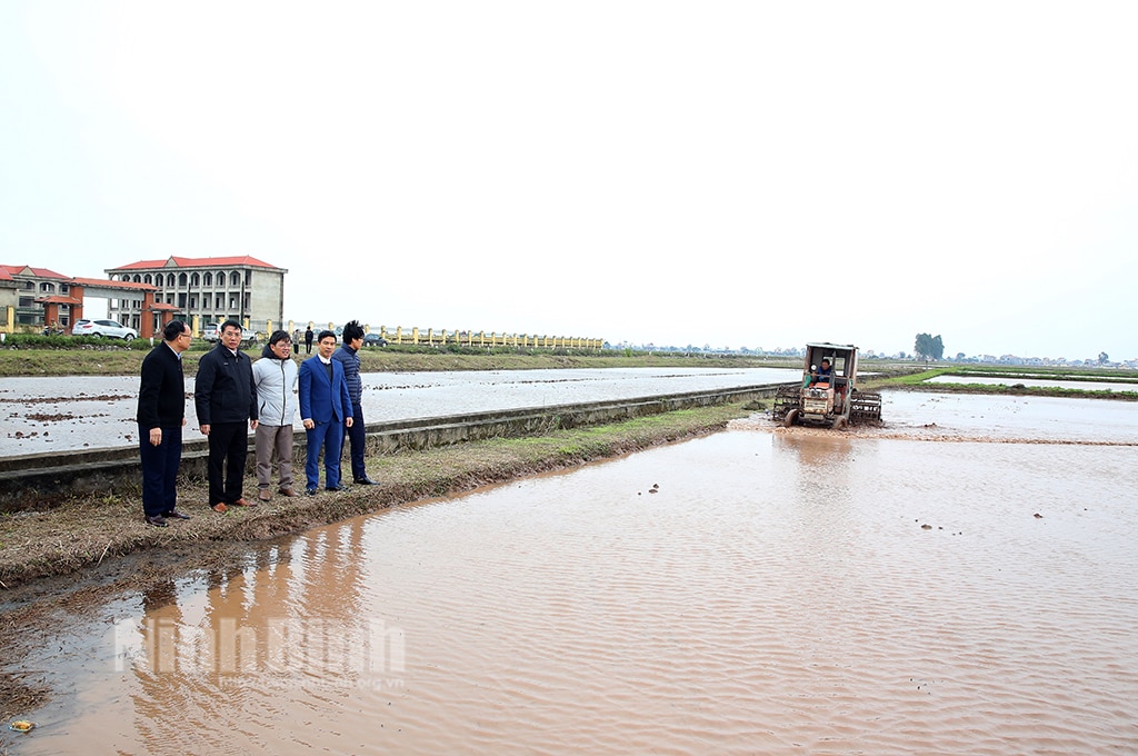 Kiểm tra việc lấy nước phục vụ sản xuất vụ đông xuân