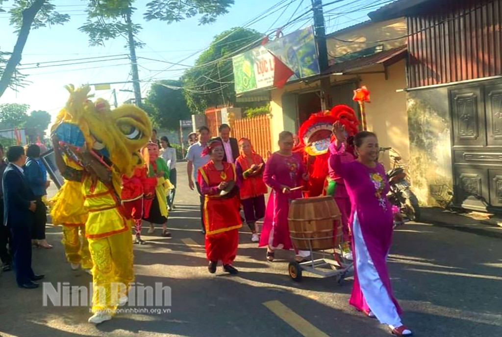 Yen Khanh ប្រមូលផ្តុំមនុស្សឱ្យអនុវត្តរបៀបរស់នៅស៊ីវិល័យក្នុងពិធីមង្គលការ ពិធីបុណ្យសព និងពិធីបុណ្យនានា។