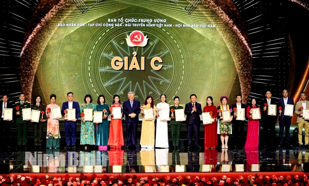 Báo Ninh Bình đoạt 2 giải cá nhân và 1 giải tập thể tại Giải báo chí toàn quốc về xây dựng ĐảngGiải Búa liềm vàng lần thứ VIII