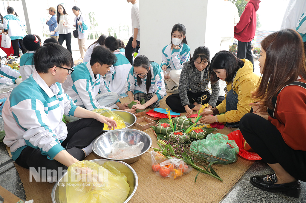 จัดเทศกาลวัฒนธรรมพื้นบ้านต้อนรับฤดูใบไม้ผลิของเทศกาลเจียบถิน 2024