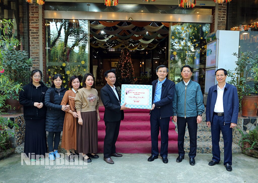 Provincial Party Secretary Doan Minh Huan inspects and encourages production at the beginning of the year