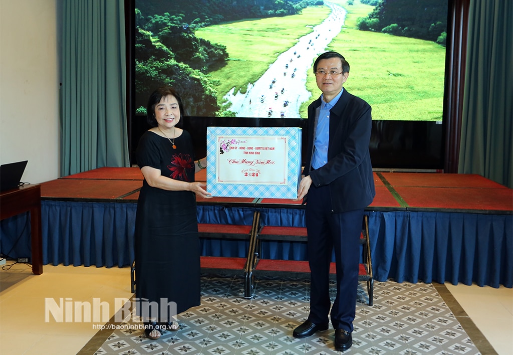 Provincial Party Secretary Doan Minh Huan inspects and encourages production at the beginning of the year