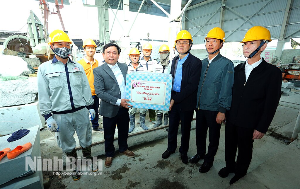 Provincial Party Secretary Doan Minh Huan inspects and encourages production at the beginning of the year