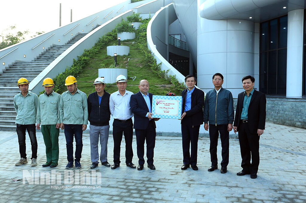 เลขาธิการพรรคจังหวัดโดวานมินห์ฮวนตรวจสอบและส่งเสริมการผลิตในช่วงต้นปี