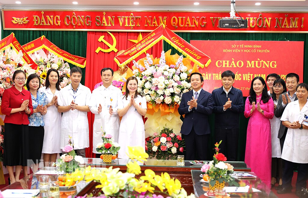 Chairman of the Provincial People's Committee presented gifts on Vietnamese Doctors' Day