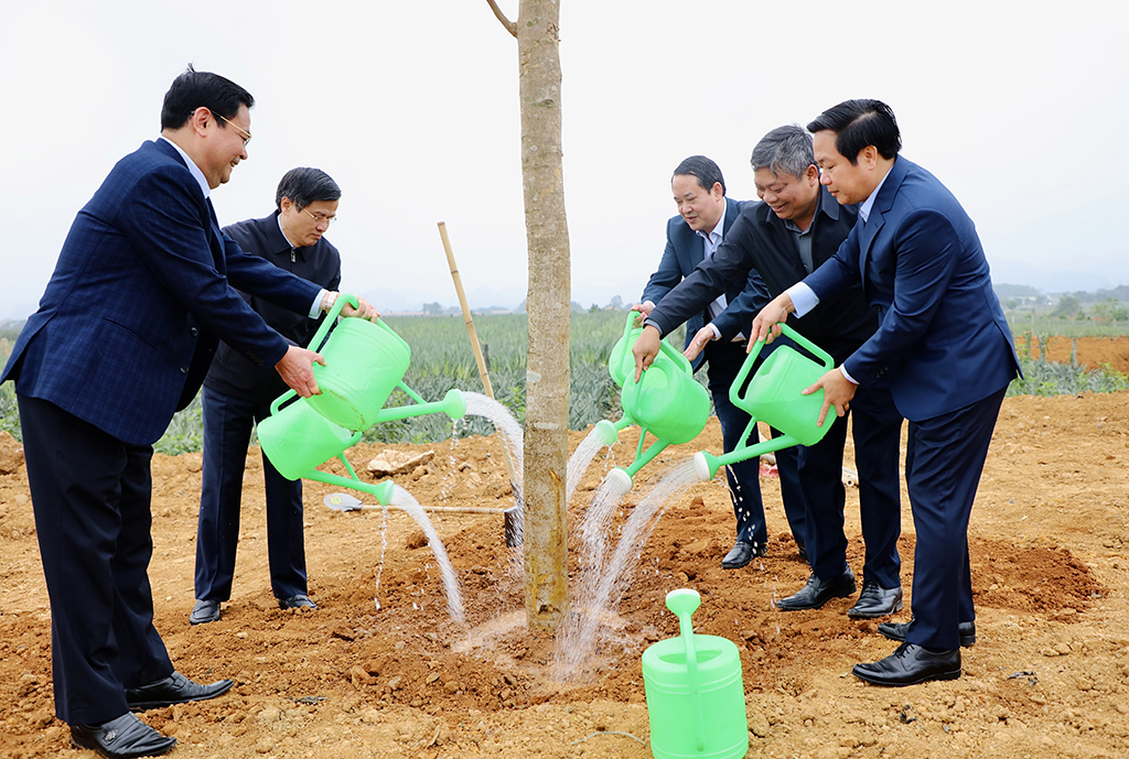 Lễ phát động Tết trồng cây đời đời nhớ ơn Bác Hồ Xuân Giáp Thìn 2024 và thông xe kỹ thuật tuyến đường Đồng Giao tuyến đường Đông Tây giai đoạn I