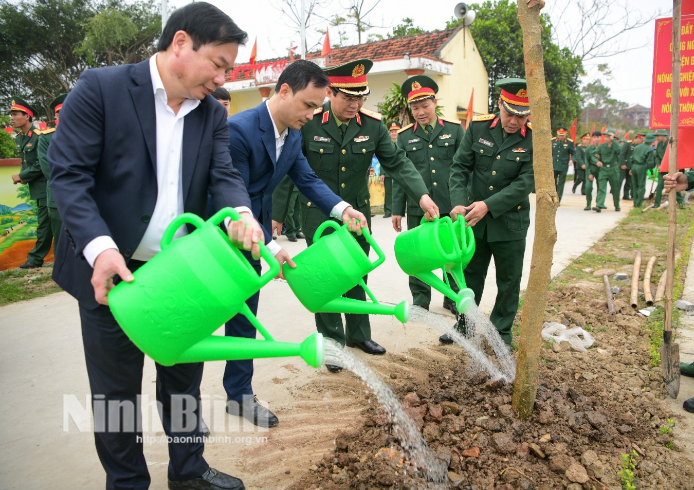 Organizando el Día del Servicio Militar y el Festival de Plantación de Árboles para recordar siempre al tío Ho en el distrito de Yen Mo