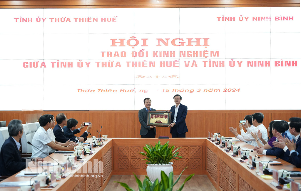 Hội nghị trao đổi kinh nghiệm giữa Tỉnh ủy Thừa Thiên Huế và Tỉnh ủy Ninh Bình