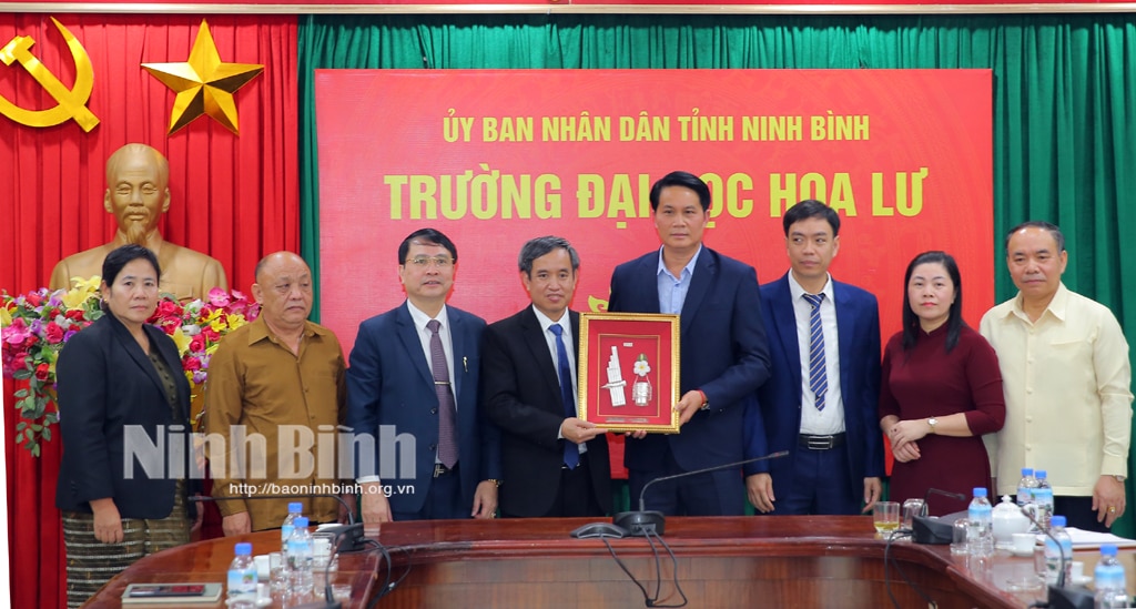 Đoàn đại biểu tỉnh UĐômXay thăm và làm việc tại Trường Đại học Hoa Lư tham quan chùa Bái Đính