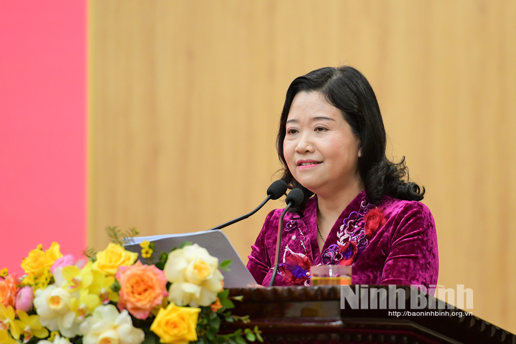 พิธีเปิดตัวและจัดพิมพ์หนังสือชุดประวัติศาสตร์คณะกรรมการพรรคจังหวัดนิญบิ่ญ 1930-2020