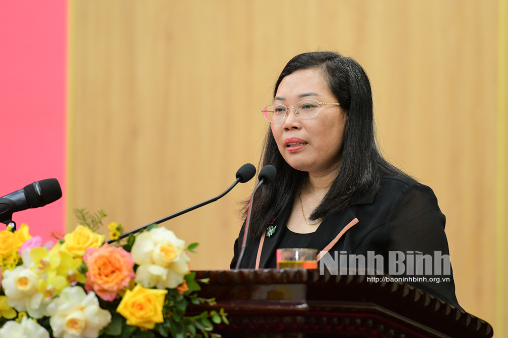 พิธีเปิดตัวและจัดพิมพ์หนังสือชุดประวัติศาสตร์คณะกรรมการพรรคจังหวัดนิญบิ่ญ 1930-2020