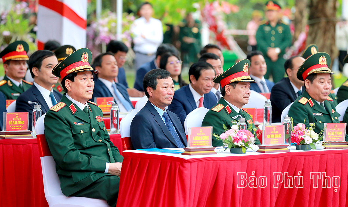 Khánh thành Bức phù điêu Bác Hồ nói chuyện với cán bộ chiến sĩ Đại đoàn quân Tiên Phong