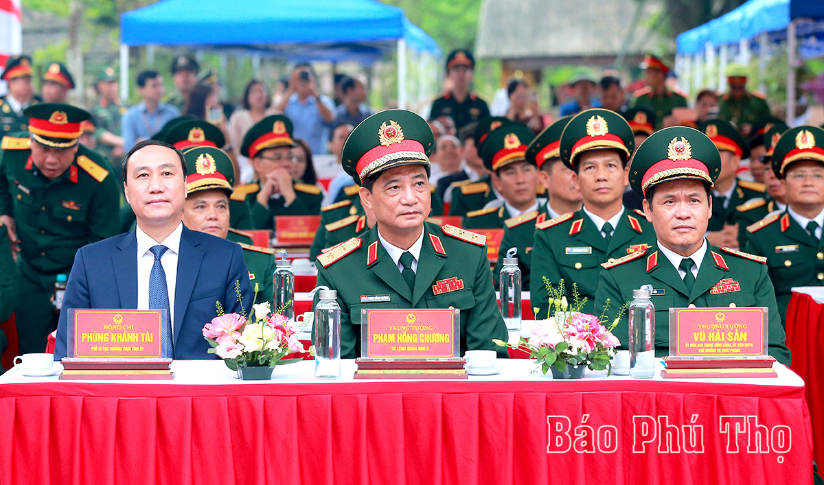 Khánh thành Bức phù điêu Bác Hồ nói chuyện với cán bộ chiến sĩ Đại đoàn quân Tiên Phong