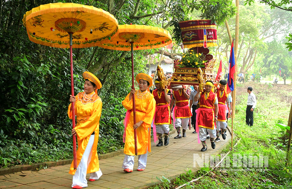 Đoàn công tác Đại sứ quán Lào tại Việt Nam dâng hương tại Đền thờ công chúa Nhồi Hoa