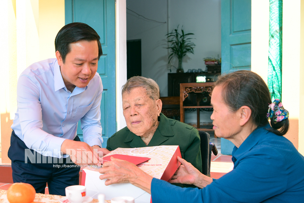 Các đồng chí lãnh đạo tỉnh thăm tặng quà chiến sĩ Điện Biên thanh niên xung phong dân công hỏa tuyến tham gia chiến dịch Điện Biên Phủ