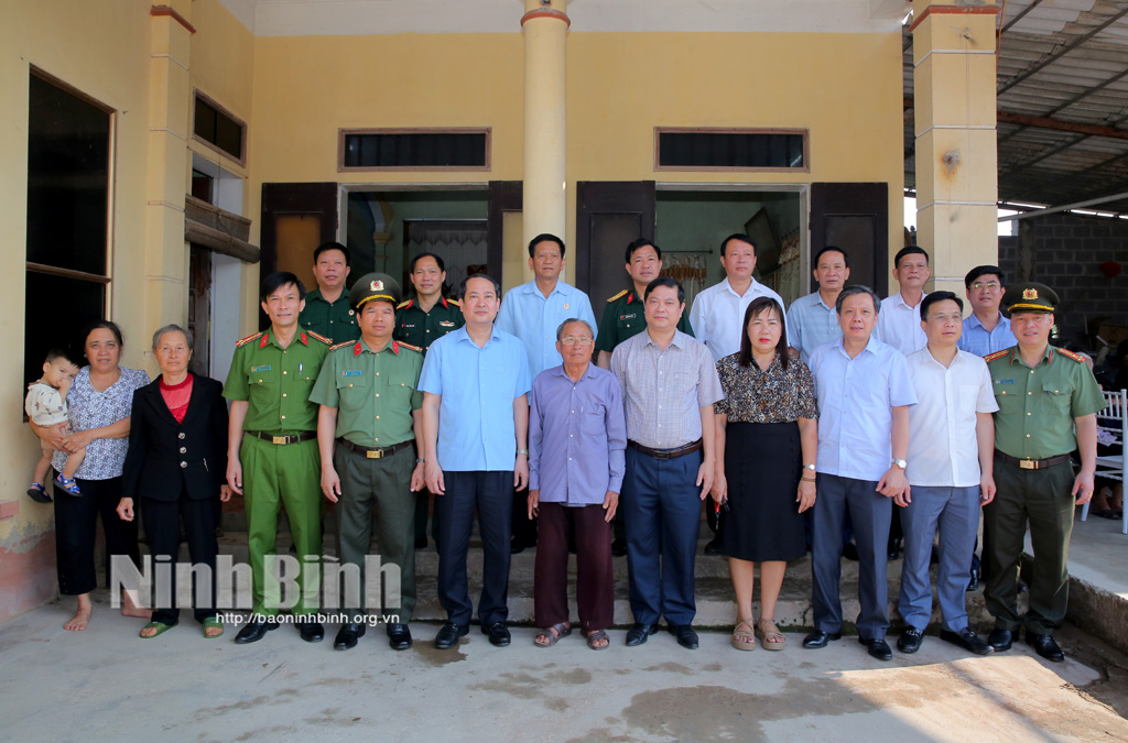 Các đồng chí lãnh đạo tỉnh thăm tặng quà chiến sĩ Điện Biên thanh niên xung phong dân công hỏa tuyến tham gia chiến dịch Điện Biên Phủ