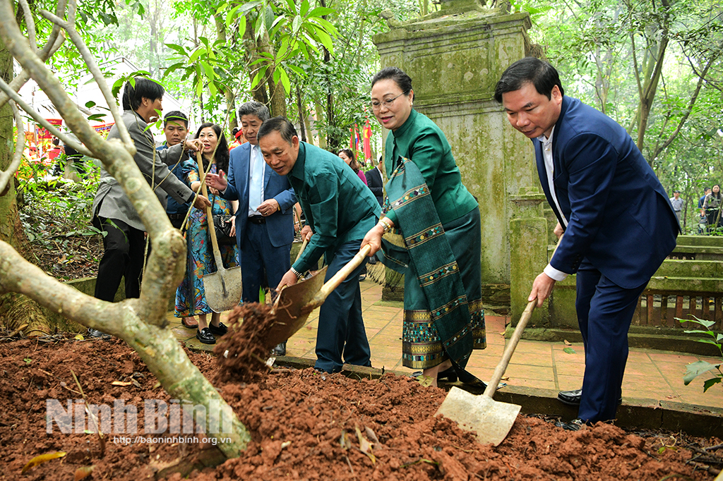 Đoàn công tác Đại sứ quán Lào tại Việt Nam dâng hương tại Đền thờ công chúa Nhồi Hoa