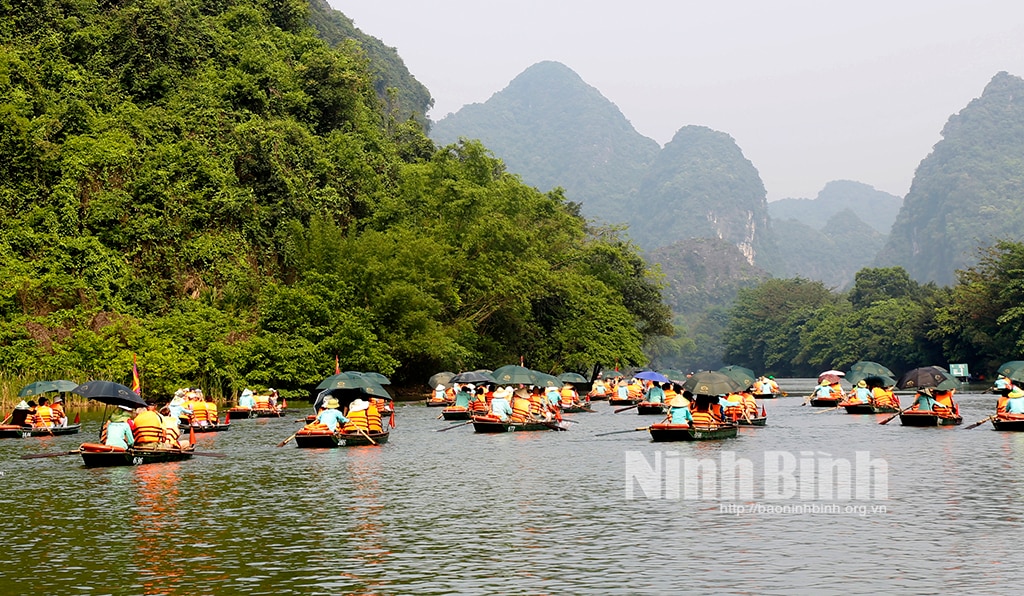 Du khách nườm nượp đổ về Ninh Bình trong những ngày đầu nghỉ lễ