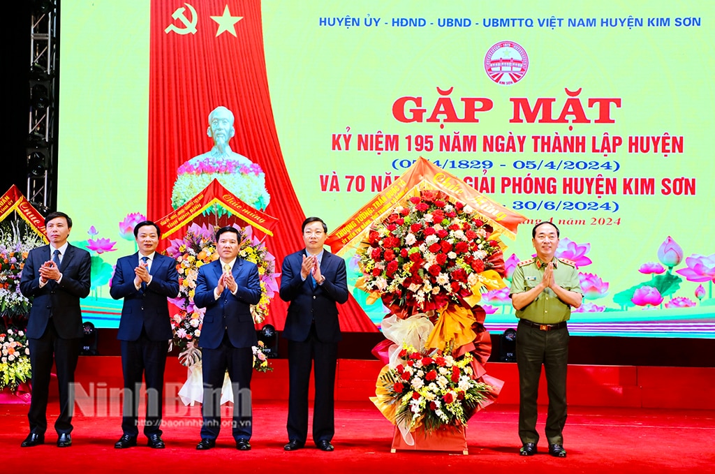 Huyện Kim Sơn tổ chức gặp mặt kỷ niệm 195 năm ngày thành lập và 70 năm ngày giải phóng