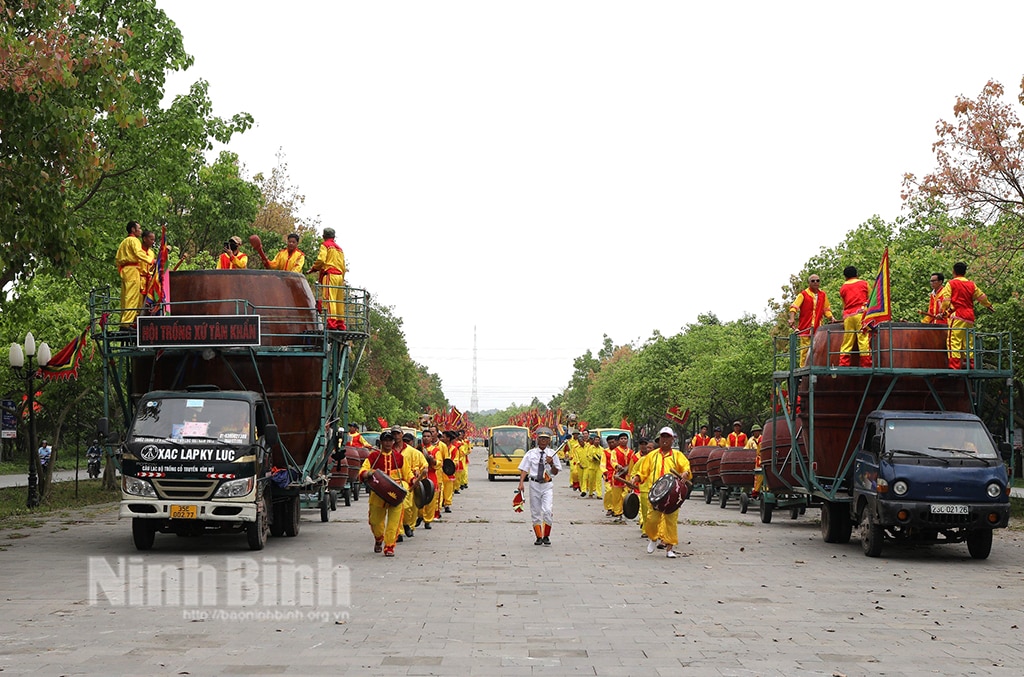 Nét mới của Lễ hội Tràng An 2024 Lễ rước rồng từ cổng Tam Quan vào bến thuyền Tràng An