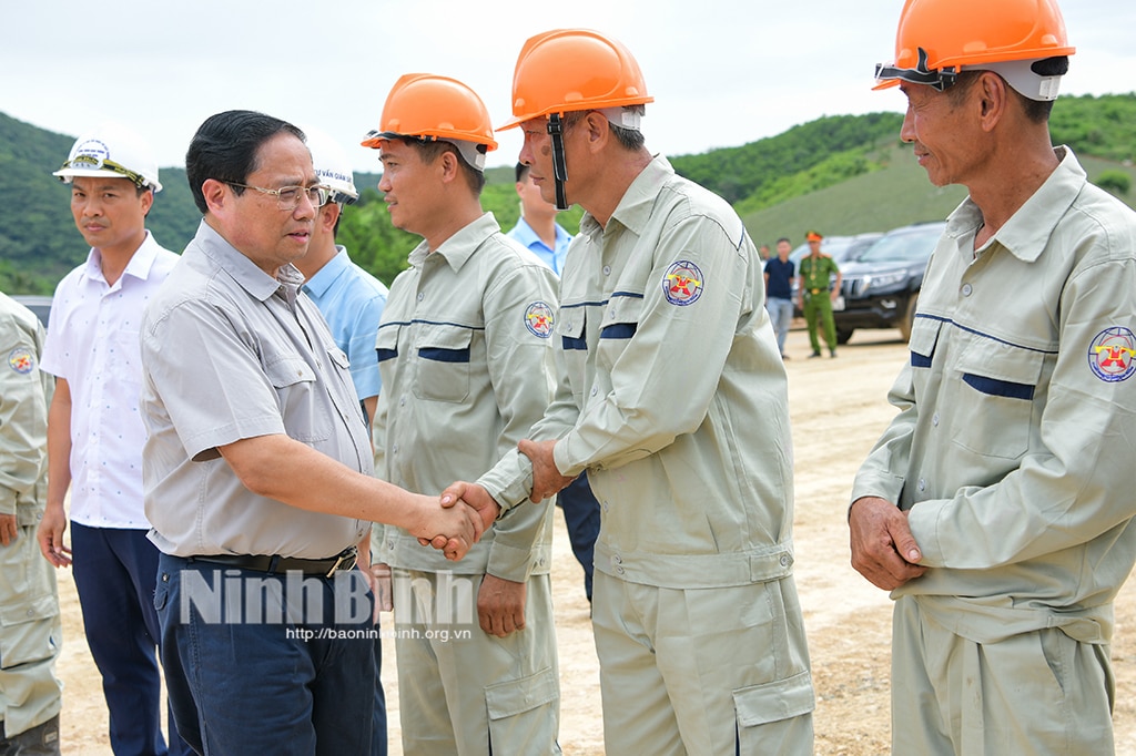 Thủ tướng Chính phủ Phạm Minh Chính kiểm tra tình hình thi công tuyến đường ĐôngTây