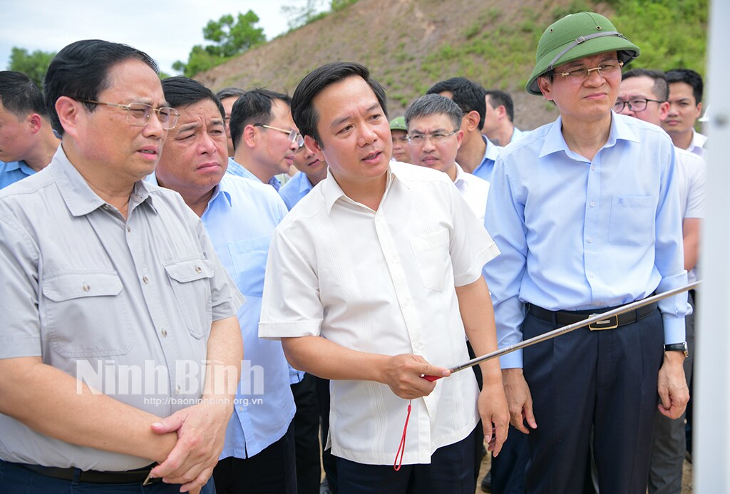 Thủ tướng Chính phủ Phạm Minh Chính kiểm tra tình hình thi công tuyến đường ĐôngTây