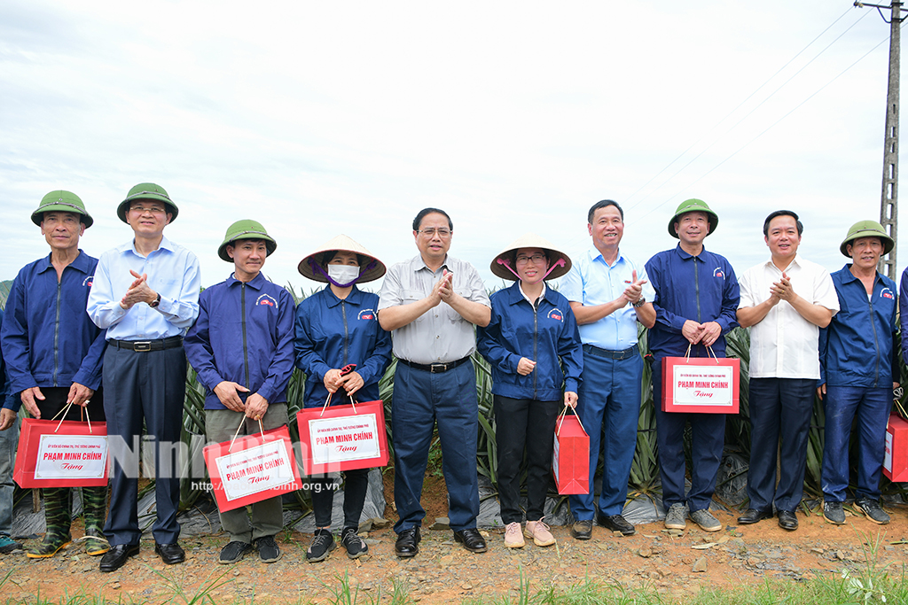 Thủ tướng Chính phủ Phạm Minh Chính thăm động viên sản xuất tại Công ty Cổ phần thực phẩm xuất khẩu Đồng Giao