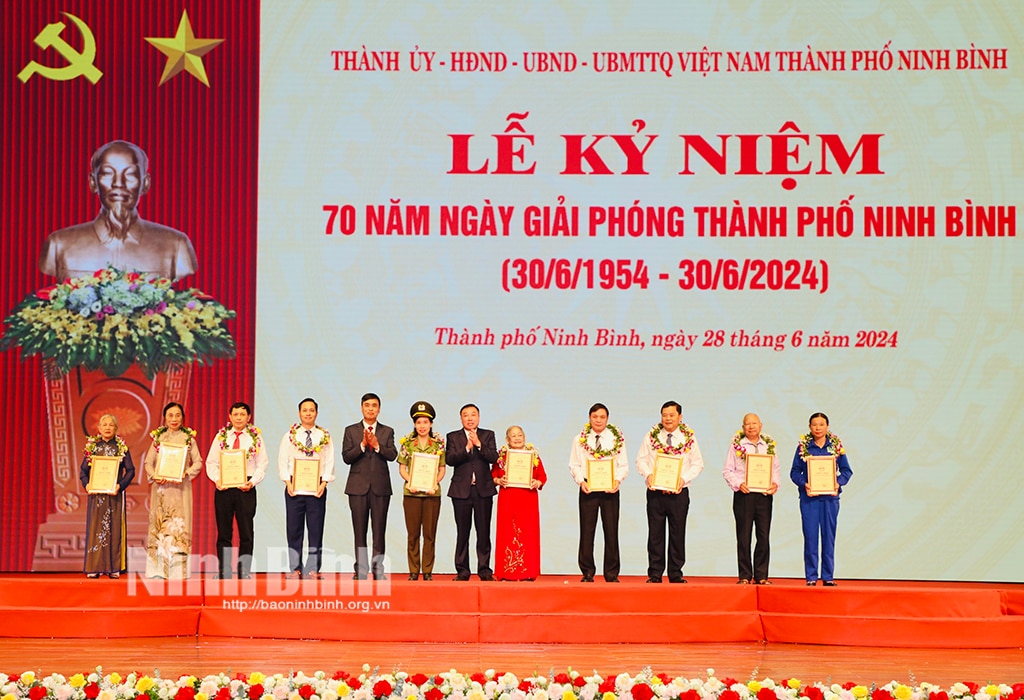 Kỷ niệm 70 năm giải phóng thành phố Ninh Bình Thắp lên niềm tin khơi dậy khát vọng phát triển