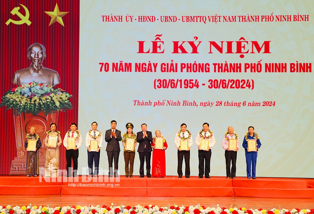 Kỷ niệm 70 năm giải phóng thành phố Ninh Bình Thắp lên niềm tin khơi dậy khát vọng phát triển