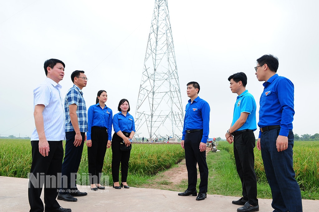 Bí thư Tỉnh đoàn thăm động viên các lực lượng tại dự án đường dây 500 kV mạch 3